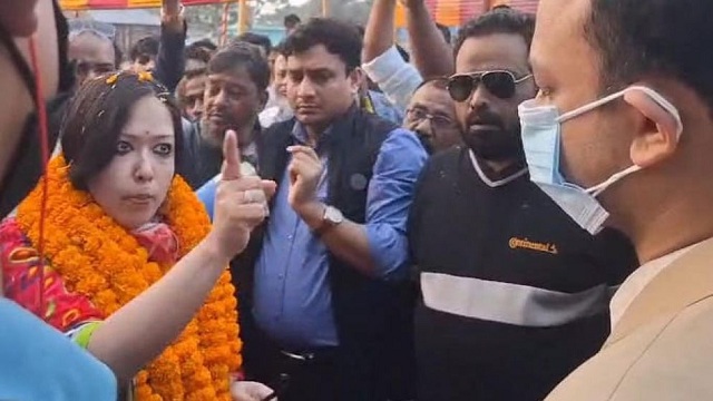 নির্বাহী ম্যাজিস্ট্রেটকে দেখে নেওয়ার হুমকি রুমিন ফারহানার, দেখুন ভিডিও