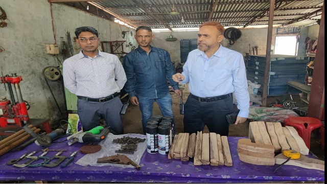 লক্ষ্মীপুরে ডিবির অভিযানে দেশীয় অস্ত্রসহ অস্ত্র তৈরীর সরঞ্জাম জব্দ